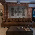 Apartmán The Old Town Industrial Vault - A Fusion Of Past & Present