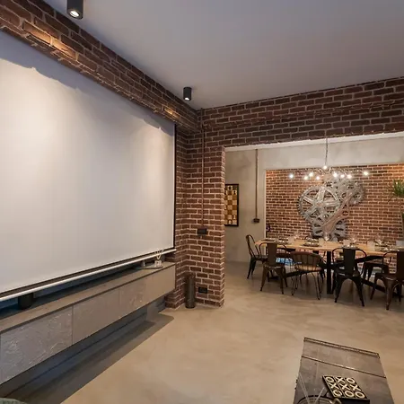The Old Town Industrial Vault - A Fusion Of Past & Present Apartment *