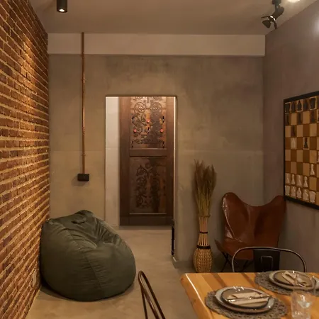 The Old Town Industrial Vault - A Fusion Of Past & Present Apartment