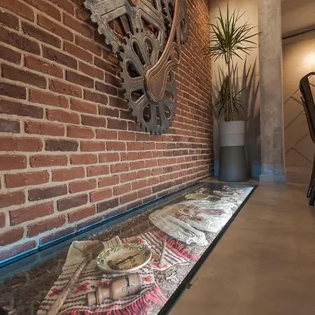The Old Town Industrial Vault - A Fusion Of Past & Present Apartment *