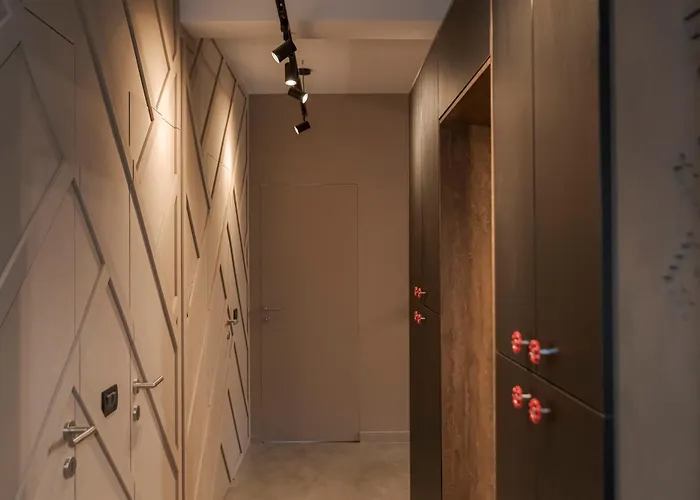 The Old Town Industrial Vault - A Fusion Of Past & Present * ブカレスト