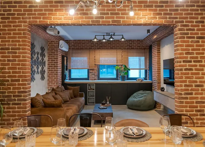 The Old Town Industrial Vault - A Fusion Of Past & Present بوخارست