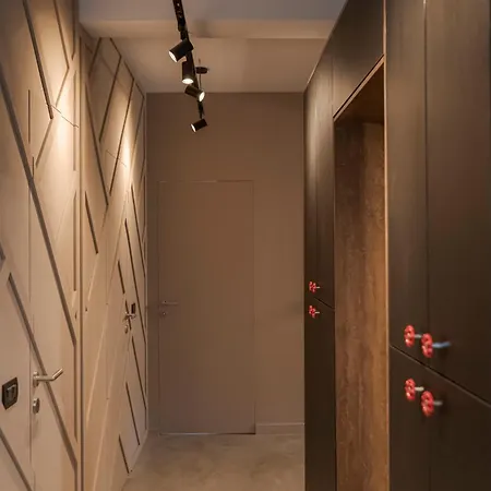 The Old Town Industrial Vault - A Fusion Of Past & Present * Bukareszt